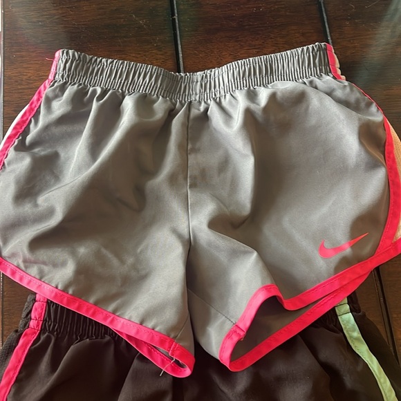 2 Nike shorts size 4-5t - Picture 2 of 3